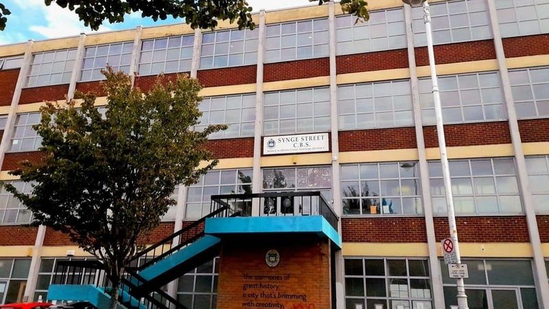 Meánscoil Shráid Synge le hiompú ina scoil lán-Ghaeilge